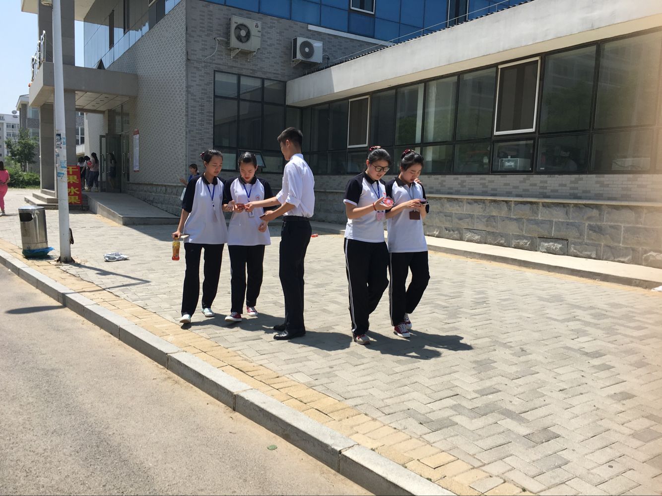 发放安全常识卡片 发放安全常识卡片