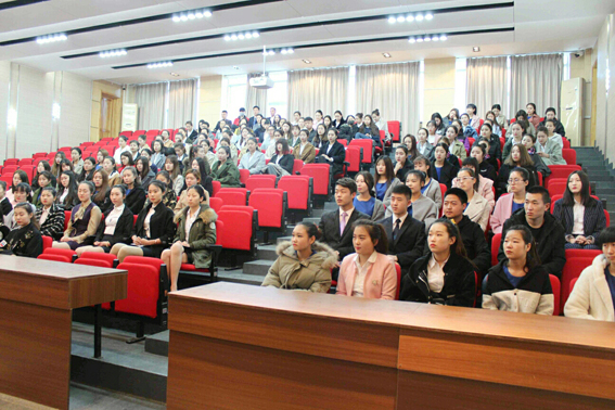 同学倾听宣讲 同学倾听宣讲
