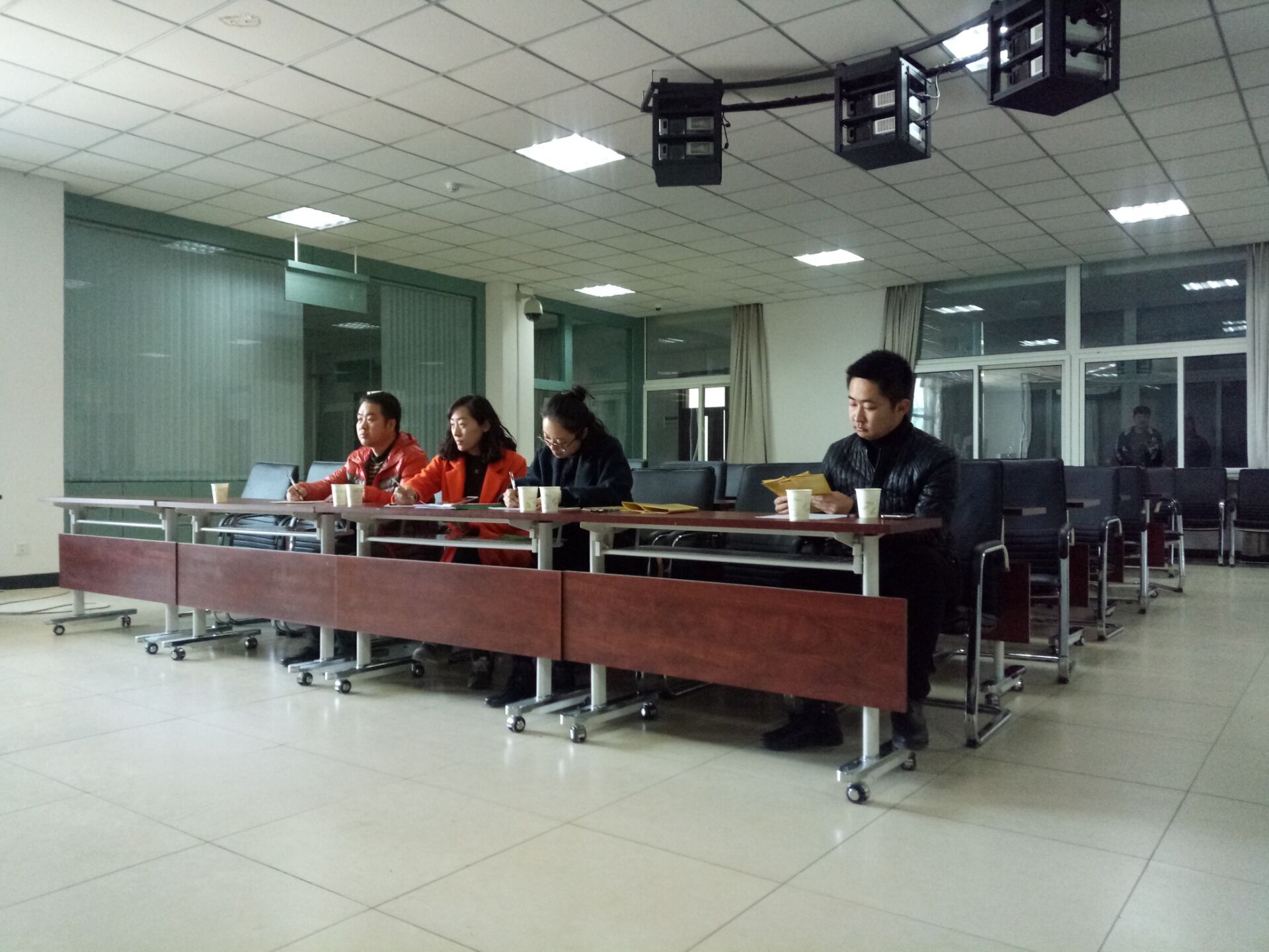 四位评委老师为参与面试同学记录成绩 四位评委老师为参与面试同学记录成绩