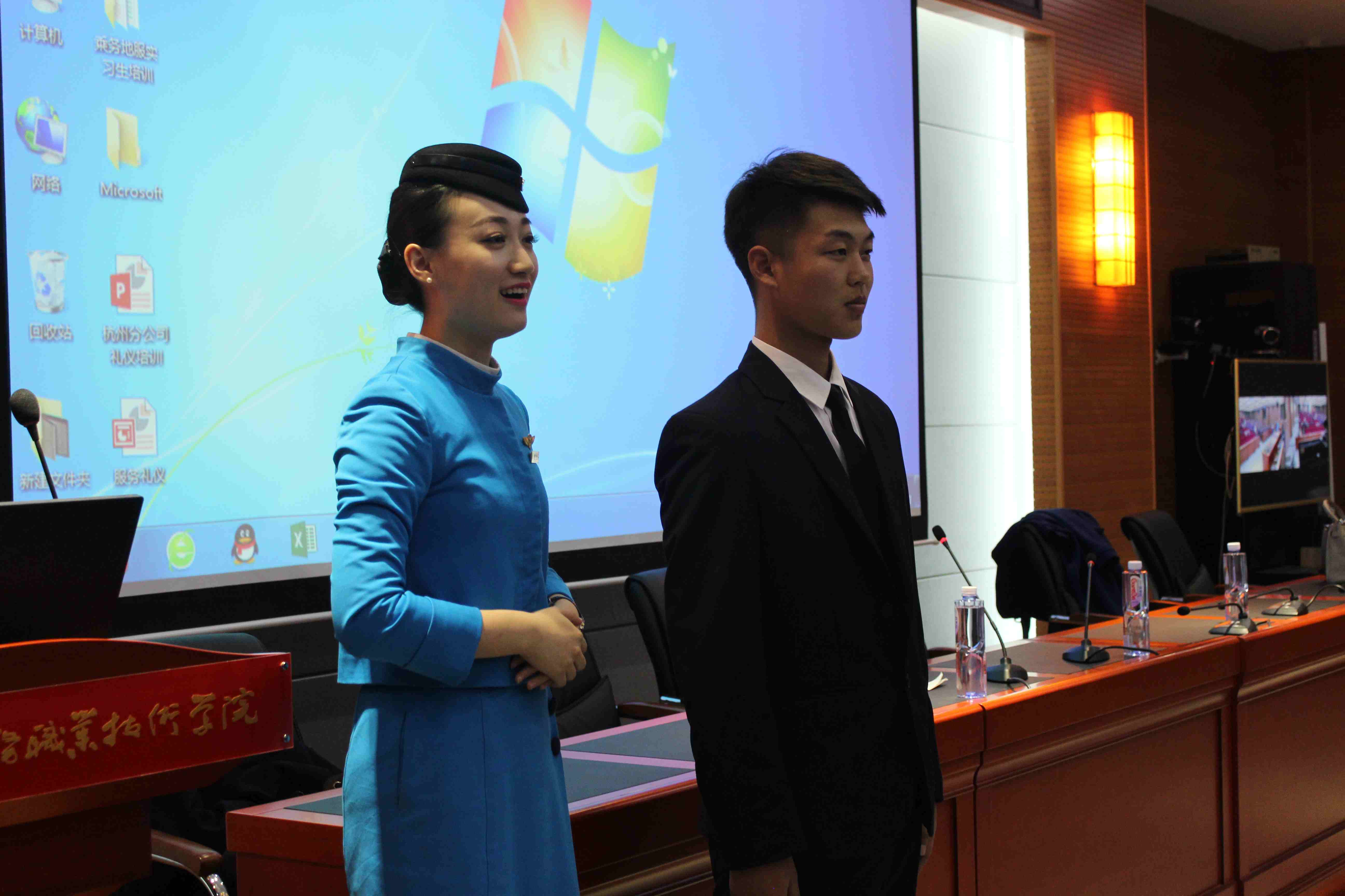 厦航工作人员对员工进行现场指导 厦航工作人员对员工进行现场指导