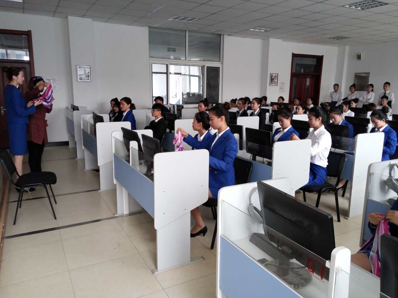 培训女同学们系丝巾 培训女同学们系丝巾