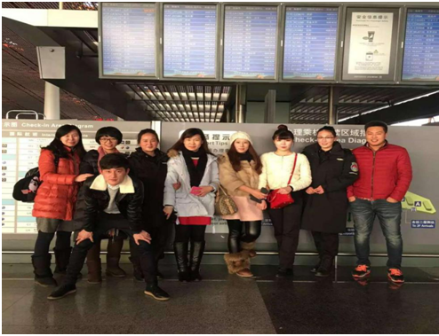 走访教师与实习员工合影