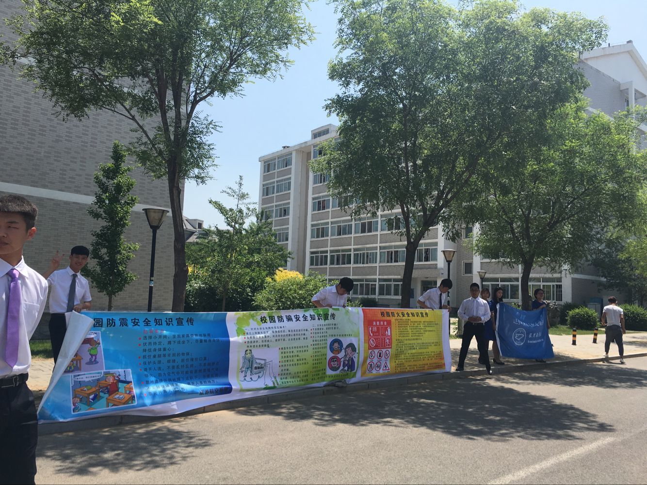 在校园内进行安全知识宣传 在校园内进行安全知识宣传